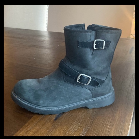 UGG Kinzey weather boots Hardly worn ONLY BLACK AVAILABLE NOW - Picture 1 of 4